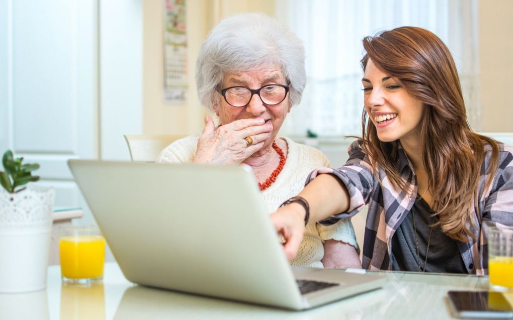 „Een deel van de ouderen kan bijvoorbeeld niet meer de eigen bankzaken doen. Ze zijn daarin afhankelijk van (klein)kinderen.” beeld iStock