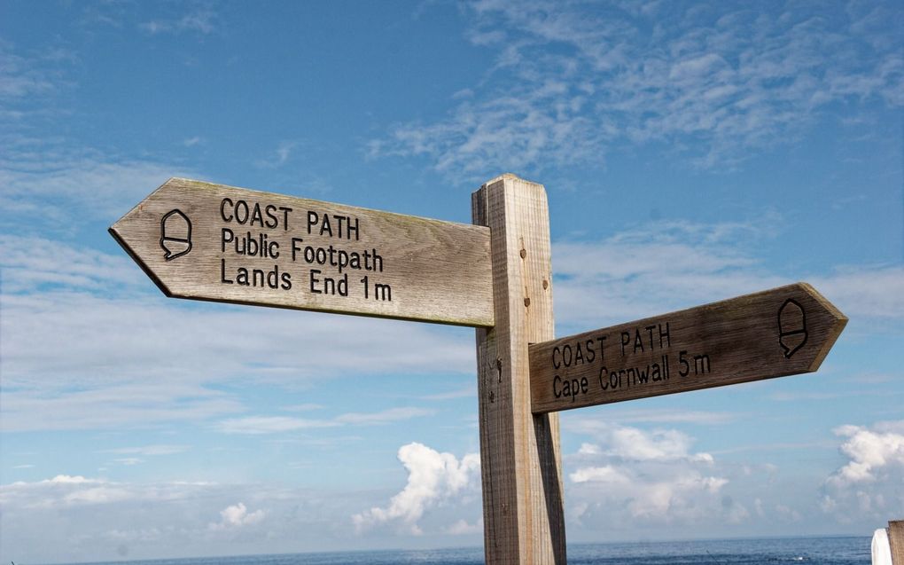 Wegwijzer op het South West Coast Path in Cornwall. beeld iStock