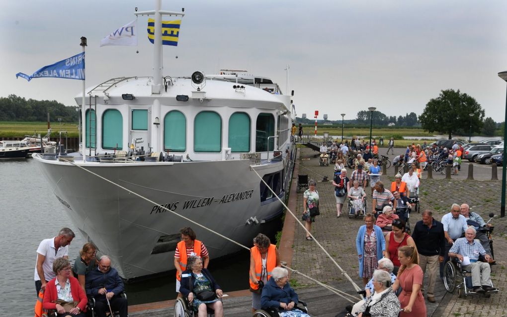 Een van de boten waarmee de deelnemers van de Voor Elkaar Vakantieweken op pad gaan. beeld William Hoogteyling