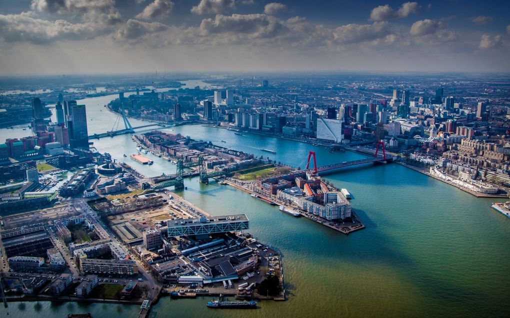 Luchtfoto van de Nieuwe Maas in het centrum van Rotterdam met het Noordereiland in het midden. De Willemsbrug (rechts) heeft een doorvaarhoogte van maar 12 meter. Schepen die daar niet onderdoor passen, passeren het Noordereiland aan de zuidzuide, want de monumentale Koningshavenbrug heeft een doorvaarhoogte van 46,5 meter. Zelfs dat is niet hoog genoeg om de hoge masten van het zeiljacht van Jeff Bezos door te laten. beeld ANP, Robin Utrecht