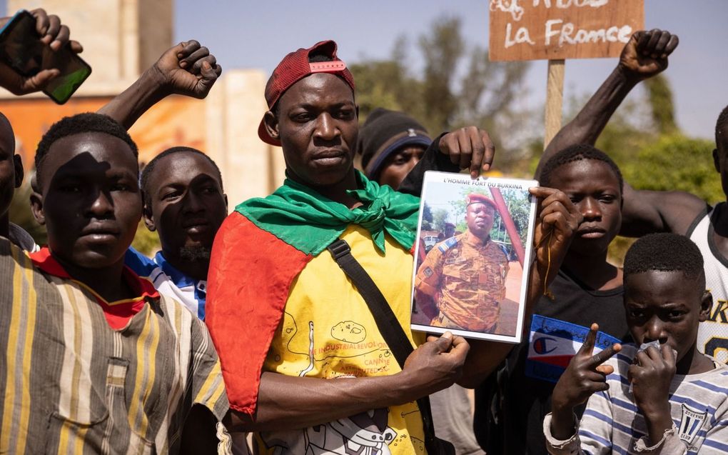 Burgers betuigen hun steun voor het militaire regime in Burkina Faso. beeld AFP, Olympia de Maismont