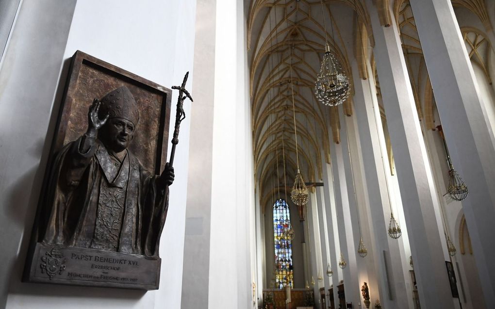 Een reliëf van emeritus paus Benedictus XVI in de Onze-Lieve-Vrouwekerk in München, Duitsland. beeld EPA, Philipp Guelland