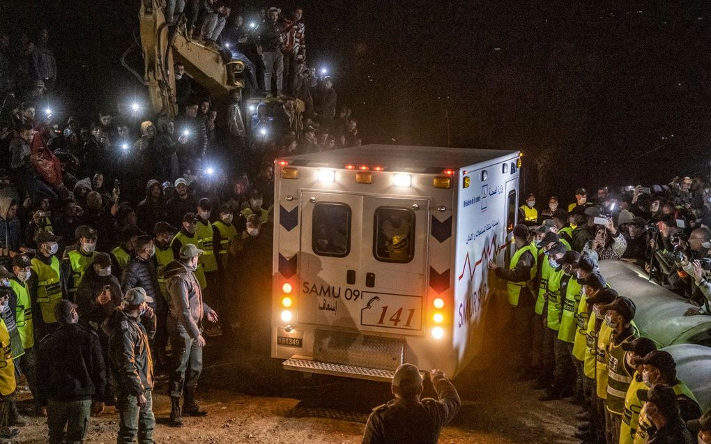 De ambulance met het lichaam van de vijfjarige Rayan Oram verplaat de plek van het drama. beeld AFP, Fadel SENNA