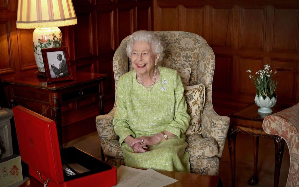 De jubilerende Britse koningin Elizabeth II vorige week woensdag in Sandringham House in Norfolk met haar werkkoffertje. De vorstin zat zondag zeven decennia op de troon. beeld AFP, Chris Jackson