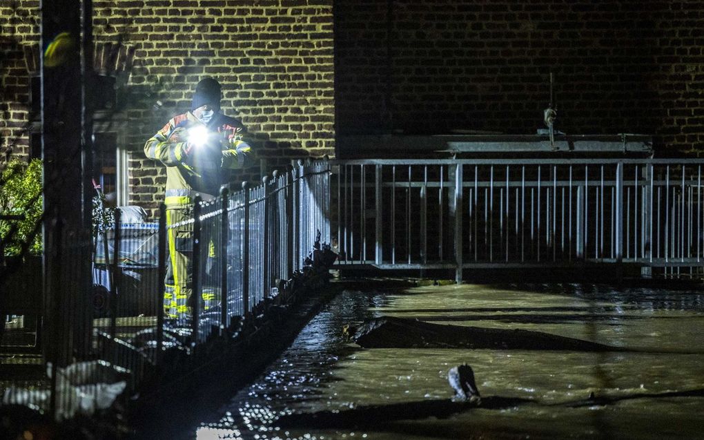 Wateroverlast bij de Wingbergermolen aan de Geul in Zuid-Limburg. De brandweer sloeg groot alarm om de hoge waterstand van de rivier, omdat deze buiten haar oevers dreigde te treden. De zware regenval heeft op meerdere plaatsen in het waterschap Limburg voor verhoogde waterstanden gezorgd. beeld ANP MARCEL VAN HOORN