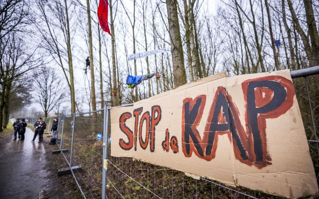 Een protestbord bij het Sterrebos naast autofabriek VDL Nedcar in Born. beeld ANP, Marcel van Hoorn