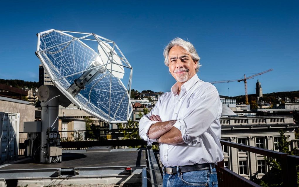 ETH-ingenieur Aldo Steinfeld maakt met een minizonnereactor brandstof uit lucht. beeld PSI/Daniel Boschung