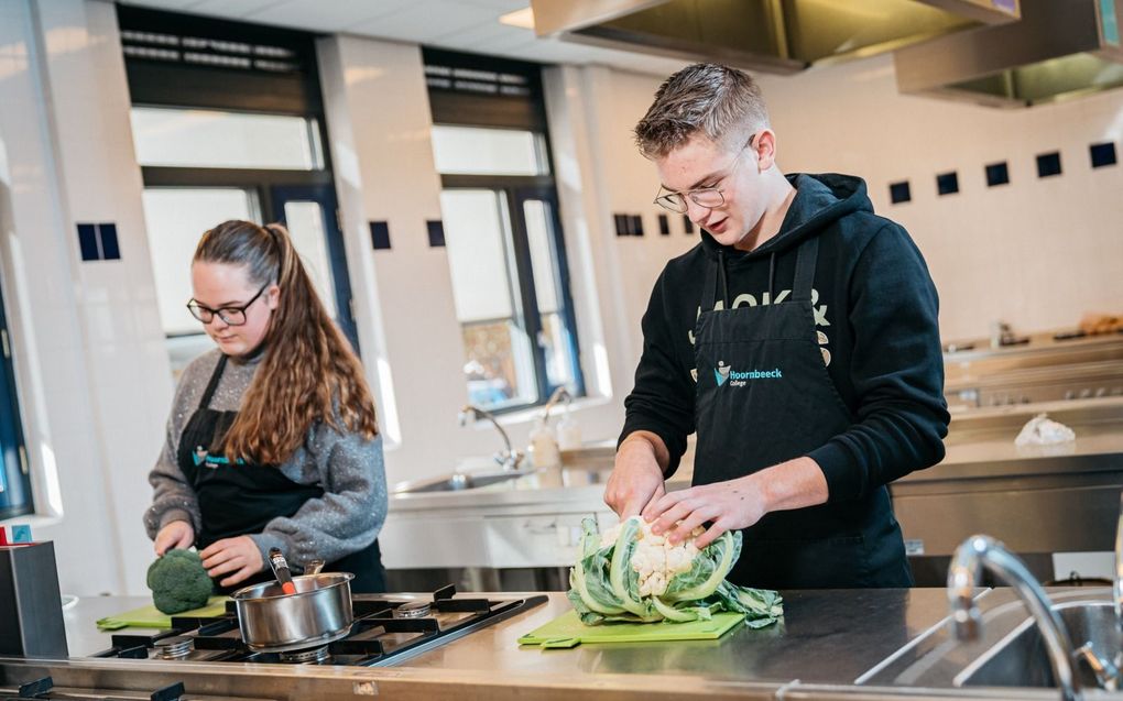 Hoornbeeckstudenten bereiden een maaltijd in de schoolkeuken. Ze delen het voedsel gratis uit in de wijk. beeld Hoornbeeck College