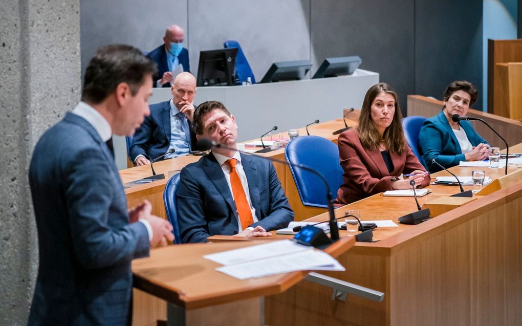 SGP-Kamerlid Stoffer (l.) aan het woord tijdens het debat over de abortuspil. beeld ANP, Bart Maat