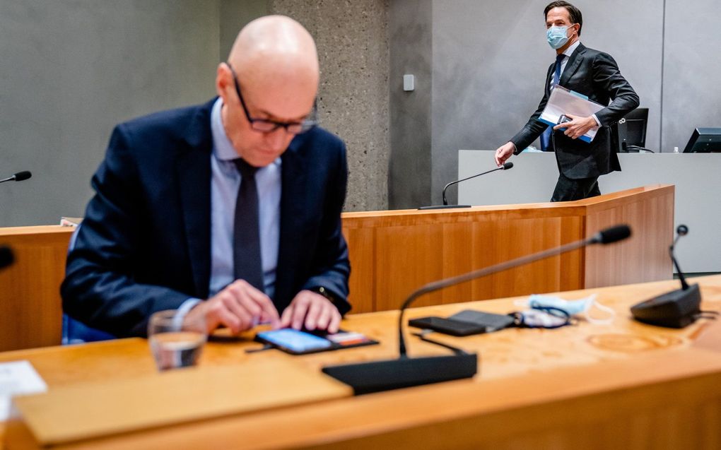 Ernst Kuipers, minister van Volksgezondheid, Welzijn en Sport, en Premier Mark Rutte in de Tweede Kamer. beeld ANP, BART MAAT