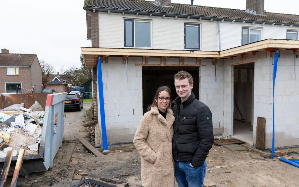 Arjan Hendrikse en Nicoliene de Rooy bij hun kluswoning in Kesteren. beeld RD, Anton Dommerholt