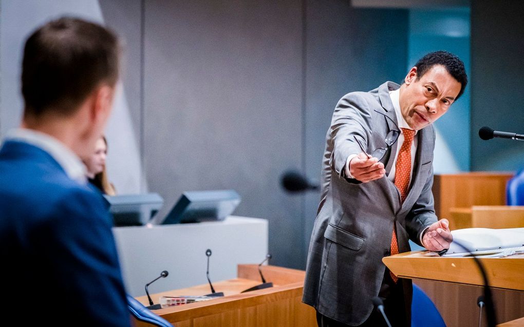 SP-Kamerlid Van Nispen (l.) en minister Weerwind tijdens het debat over het verbieden van gokreclame. beeld ANP, Bart Maat