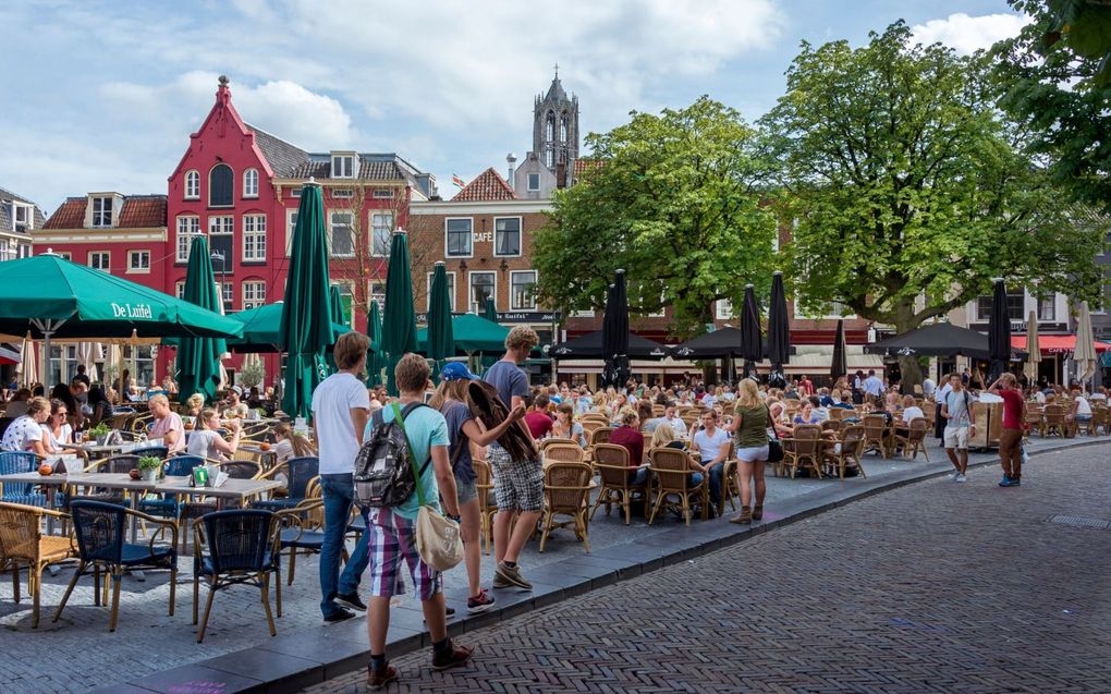 Op het Neudeplein in Utrecht parkeerden in 1932 auto’s. Dit gebeurde tot in de jaren negentig. „Daar kijken we nu met verbazing naar.” Tegenwoordig is het een stuk gezelliger op het plein.  beeld ANP, Lex van Lieshout