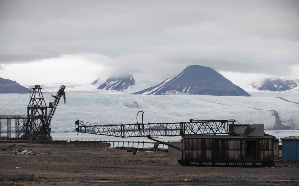 Werkloze kranen, die ooit tonnen steenkool voor de Sovjet-Unie uit de bodem bij Pyramiden haalden. beeld AFP, Olivier Morin