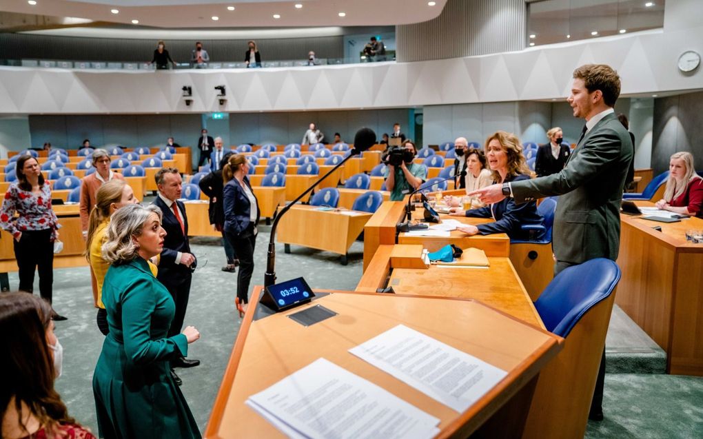 Kamerleden discussiëren nadat het coronadebat is geschorst vanwege een oproep tot burgerlijke ongehoorzaamheid van FVD’er Van Meijeren. beeld ANP, Bart Maat