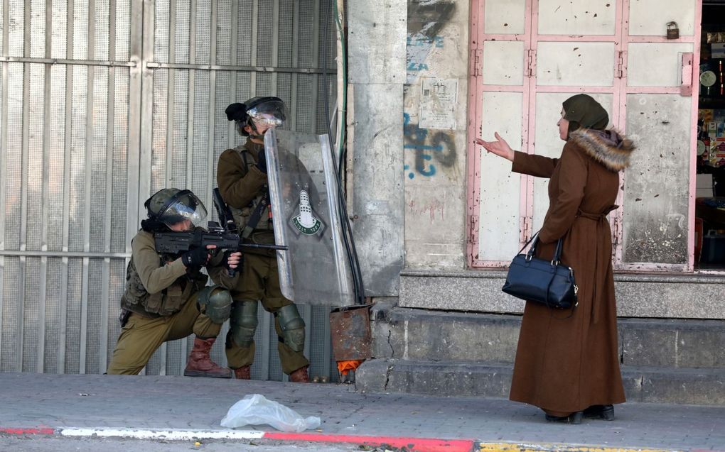 Confrontatie tussen Israëlische soldaten en Palestijnen in Hebron, deze week. beeld EPA, Abed Al Hashlamoun