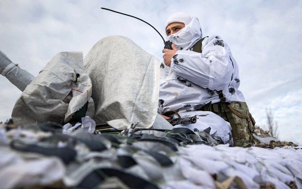 Een Oekraïense militair tijdens een oefening in de omgeving van Tsjernihiv. beeld AFP