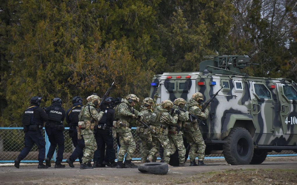 Oekraïense politie en militairen van de Nationale Garde nemen deel aan oefeningen in de buurt van het dorp Kalanchak in het Skadovsk-district van Cherson, Zuid-Oekraïne, te midden van spanningen aan de Oekraïens-Russische grens. beeld EPA, Oleg Petrasyuk