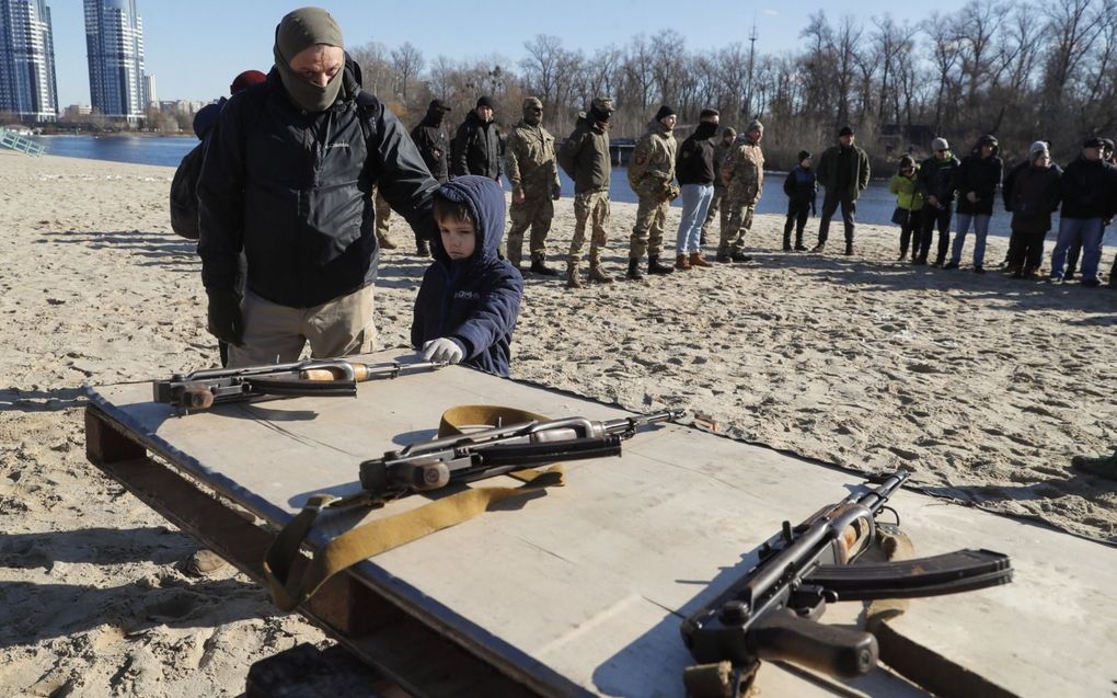 Oekraïense burgers nemen in de hoofdstad Kiev deel aan een militaire training. Volgens een peiling zal bij een Russische invasie één op de drie Oekraïeners gewapend verzet plegen. beeld EPA, Sergej Dolzhenko