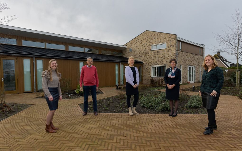 V.l.n.r.: coördinator Lidia Dubbeld, bestuursvoorzitter Rinus Bosman, de vrijwilligers Aline Büdgen en Hilda Sonneveld en coördinator Nathalie Matze bij het hospice. beeld Martin Droog