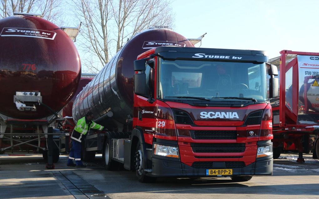 Branko Compeer koppelt een lege tanktrailer af in Gouda. beeld: Sjaak van de Groep