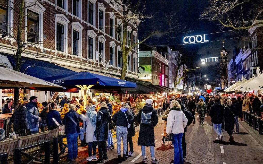 Behoort de 1,5 meter afstand straks tot het verleden? Het kabinet streeft ernaar dat er binnenkort een einde komt aan de meeste coronamaatregelen. beeld ANP, Robin Utrecht