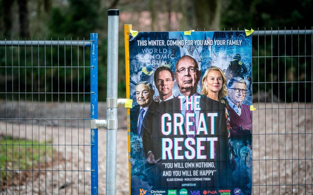 Een poster van ”The Great Reset”, met daarop (v.l.n.r.) George Soros, premier Mark Rutte, Klaus Schwab (WEF), minister van Financiën Sigrid Kaag en Bill Gates. beeld ANP, Bart Maat