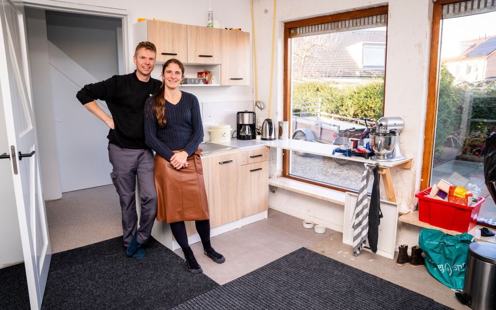 Henri en Janneke Bakker in de keuken die nu dient als bijkeuken. beeld Cees van der Wal