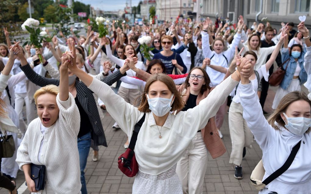 Mensen in Wit-Rusland protesteren tegen politiegeweld in de zomer van 2020.  beeld AFP, Sergei Gapon