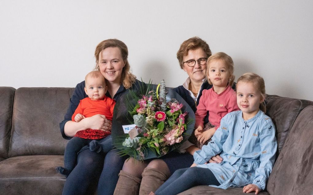 Marieke Bosch-Barten geeft een bloemetje aan haar moeder omdat ze oppasoma is voor haar drie kleinkinderen.  beeld Niek Stam