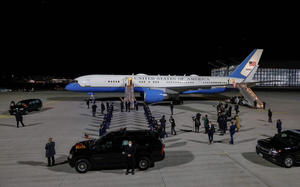 De Amerikaanse vicepresident Kamala Harris donderdagavond bij aankomst in München. beeld AFP, Michaela Rehle