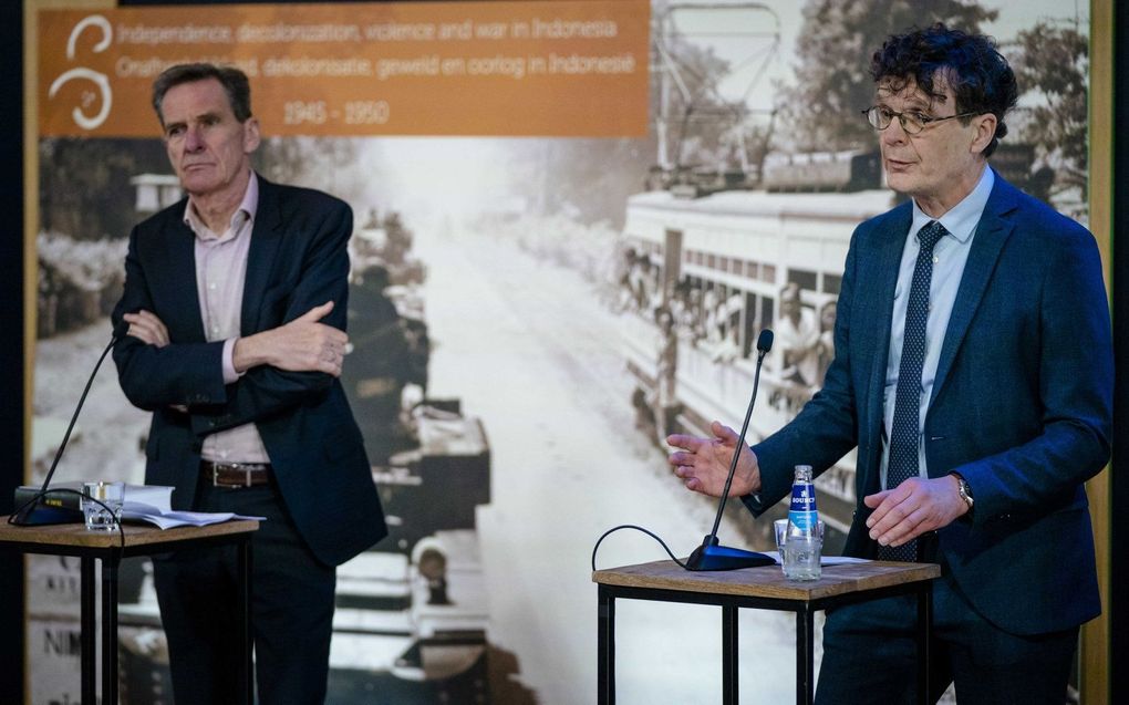 Onderzoeksleider Gert Oostindie en Ben Schoenmaker (Directeur NIMH) tijdens de presentatie van de resultaten van het onderzoeksprogramma Onafhankelijkheid, dekolonisatie, geweld en oorlog in Indonesië, 1945-1950. Voor het programma hebben wetenschappers gekeken naar het Nederlandse geweld in Indonesië. beeld ANP, Bart Maat