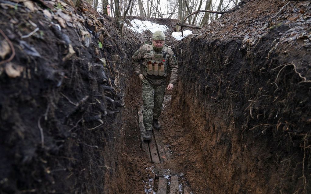 Een Oekraïense militair controleert de situatie aan de frontlinie bij het dorp Zolote, niet ver van de stad Luhansk, waar pro-Russische militanten het voor het zeggen hebben. beeld EPA, STANISLAV KOZLIUK