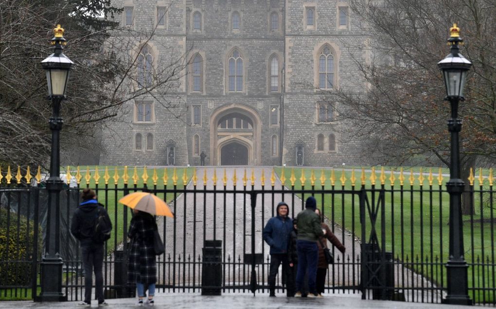 Belangstellenden bij Windsor Castle. beeld AFP, JUSTIN TALLIS