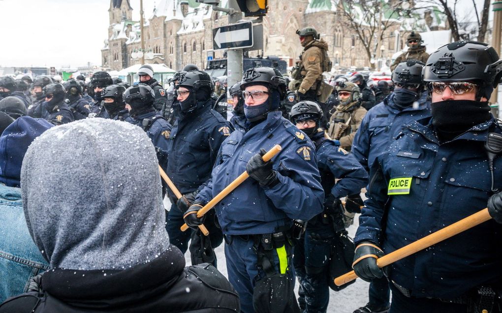 De politie maakt een eind aan het protest bij het parlement. beeld AFP, ANDREJ IVANOV