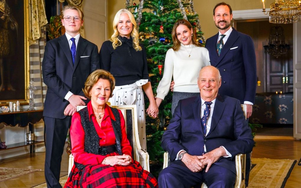 De Noorse koning Harald V en koningin Sonja met kroonprins Haakon, kroonprinses Mette-Marit en hun kinderen Ingrid Alexandra en Sverre Magnus. beeld NTB, Lise Aaserud