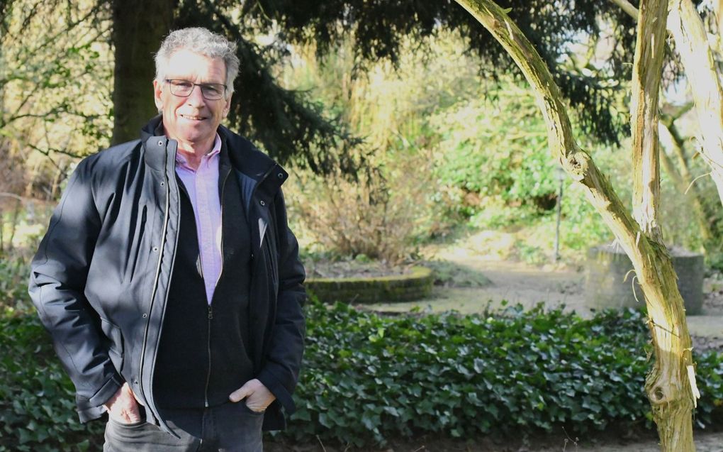 Ben van Ooijen in de Oude Tuin waar klimop, distels en brandnetels jarenlang hun gang gingen. beeld Theo Haerkens