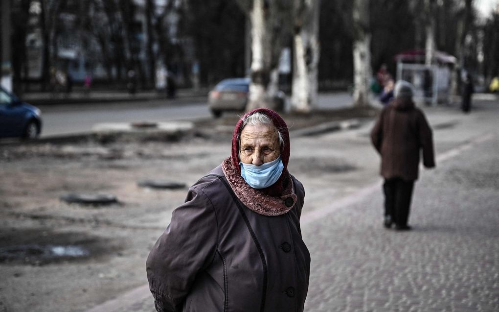 Een oudere vrouw in de stad Avdivvka in Oost-Oekraïne. beeld AFP, Aris Messinis