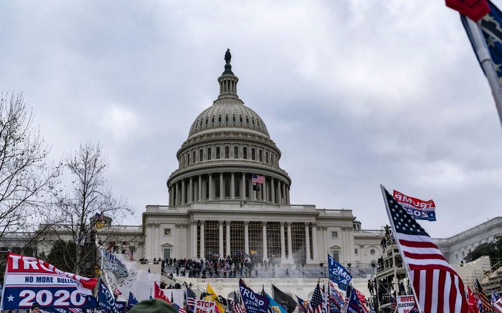 Betogers protesteren bij het Capitool in Washington op 6 januari 2021. Korte tijd later bestormden ze het regeringsgebouw en drongen de zalen en kantoren binnen. beeld AFP, Alex Edelman