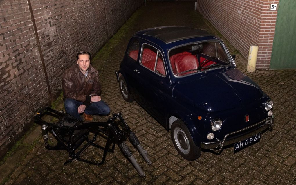 Machiel Blok restaureerde een Fiat 500 uit 1969. Nu is de Honda CB500Four K1 uit 1975 aan de beurt. beeld Erik Kottier