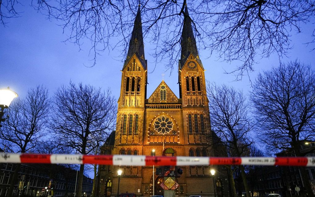 De politie heeft vrijdag huizen in de omgeving van de Haagse Elandkerk ontruimd. Een van de torens van de grote kerk was door de storm Eunice is instabiel geworden en gaat heen en weer. beeld ANP, Phil Nijhuis