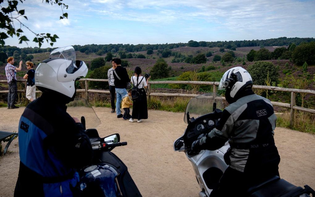 Motorrijders pauzeren tijdens een rondje Posbank. beeld ANP, SANDER KONING