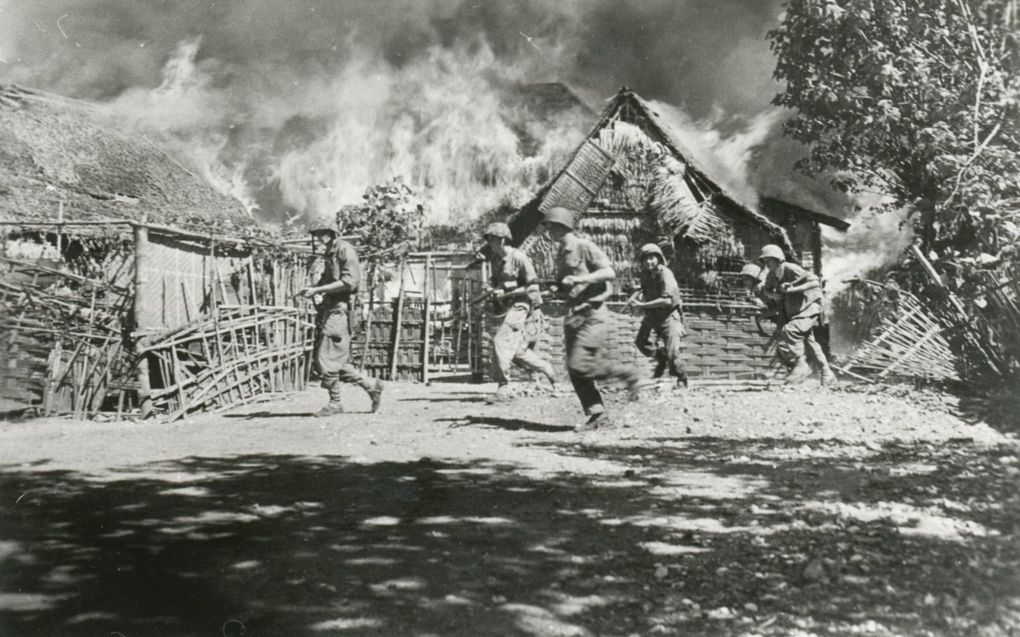 Ongewenst beeld: Nederlandse mariniers rennen langs een brandende kampong (juni 1946). beeld Verzetsmuseum