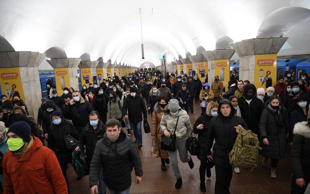 Drukte op het metrostation in Kiev, donderdagmorgen. beeld AFP, Daniel Leal