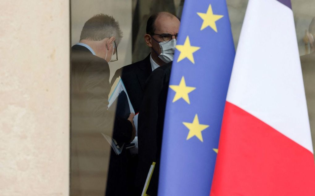 Druk overleg donderdagmorgen tussen de Franse premier Jean Castex (r.) en zijn kabinetsdirecteur Nicolas Revel over de situatie in Oekraïne in het Elysee-paleis in Parijs. beeld AFP, Ludovic Marin