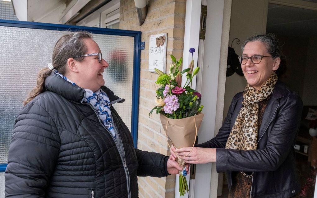 ​Lianne Bakker geeft schoonzus Barbara Bakker een bloemetje. beeld Dirk-Jan Gjeltema