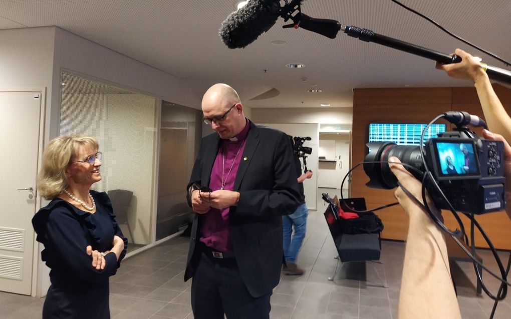 Het Finse parlementslid Paivi Räsänen (l.) en de lutherse bisschop Juhana Pohjola tijdens hun rechtszaak in januari. beeld Danielle Miettinen