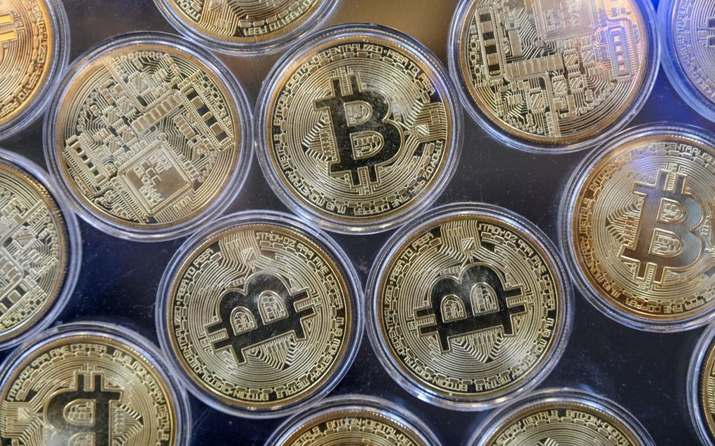 Munten met daarop het logo van de cryptomunt bitcoin. beeld AFP, Ozan Kose