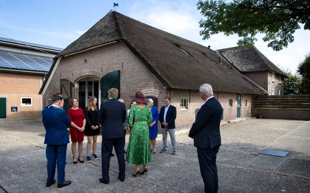 Kleine gemeenten bundelen de krachten. Op de foto: de koning en koning op bezoek bij een boerderij in gemeente Olst-Wijhe. beeld ANP, Vincent Jannink