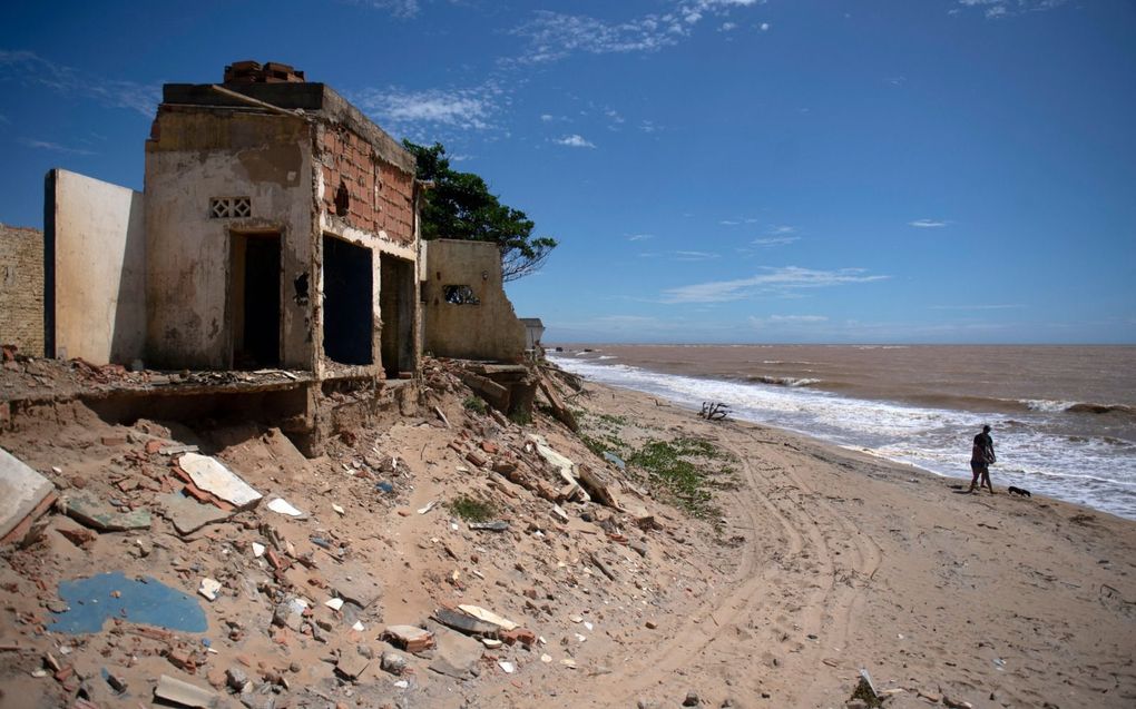 „Het stadje Atafona in Brazilië ziet langzaam de ene na de andere huizenrij in zee verdwijnen.” beeld AFP, Mauro Pimentel